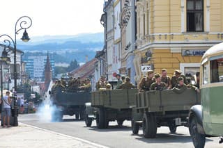 Členovia klubov vojenskej histórie a kolóna historických vozidiel v uliciach Banskej Bystrice