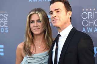 Justin Theroux je exmanželom herečky Jennifer Aniston.