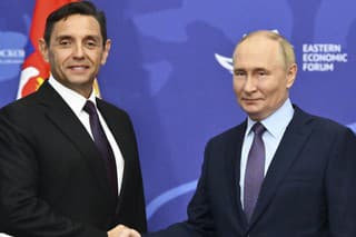 Na snímke ruský prezident Vladimir Putin (vpravo) a srbský podpredseda vlády Aleksandar Vulin.