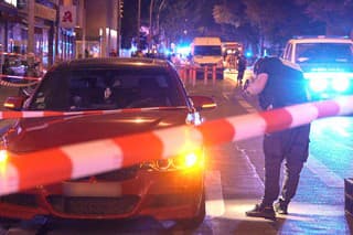 Policajti zaisťujú stopy po streľbe v nemeckej metropole Berlín.