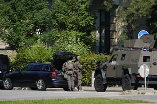 Policajti hliadkujú na ulici po policajnej prestrelke s podozrivou osobou neďaleko izraelského konzulátu.