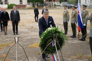 Premiér Robert Fico navštívil Múzeum holokaustu v Seredi.