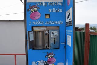 Neznámy páchateľ vo Vranove nad Topľou poškodil automat na mlieko, vznikla škoda prevyšujúca 3 000,-Eur. 