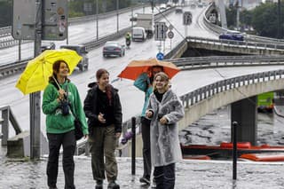 Archívny záber: Na snímke ľudia s dáždnikmi na Židovskej ulici v Bratislave.