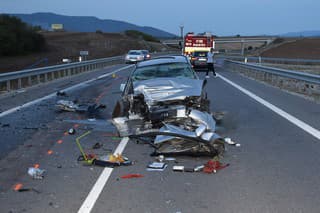 Včera v poobedňajších hodinách došlo k smrteľnej dopravnej nehode. Zrazilo sa čelne osobné auto s kamiónom.