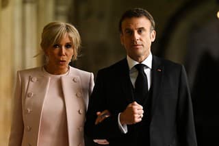 Francúzsky prezident Emmanuel Macron (vpravo) a jeho manželka Brigitte Macronová (vľavo).