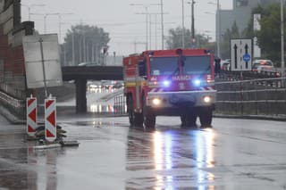 Dopravu v hlavnom meste skomplikoval silný lejak.