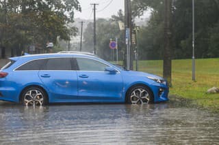 Na snímke auto zaparkované v hlbokej mláke v Bratislave.