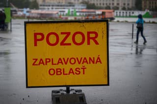 Vzhľadom na najnovšiu hydrologickú predpoveď, ktorá v Bratislave predpovedá tretí stupeň povodňovej aktivity na Dunaji, pristúpilo mesto aj k uzavretiu horného parkoviska na Tyršovom nábreží.