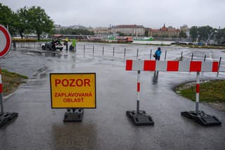 Uzatvorené parkovisko na Tyršovom nábreží kvôli zvýšenej hladine rieky Dunaj.