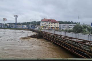 Mosty v Čadci ohrozuje rozbúrená rieka.