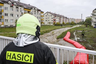 Najhoršia situácia je na Ulici Dona Sandtnera v Pezinku kde sa vybrežil potok.