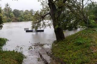 Zvýšená hladina Dunaja v Karloveskej zátoke v Bratislave.