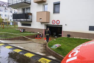 Najhoršia situácia je na Ulici Dona Sandtnera v Pezinku kde sa vybrežil potok.