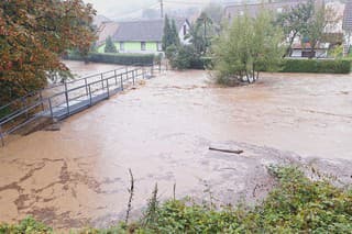 Rieka Teplica sa doobeda vyliala do ulíc, v obci pomáhala aj armáda