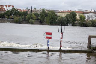 Hladina Vltavy v Prahe nebezpečne stúpa.