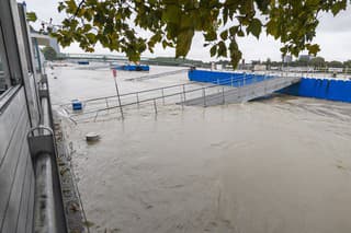 Protipovodňové zábrany aktuálne stoja aj na Rázusovom a Fajnorovom nábreží. 