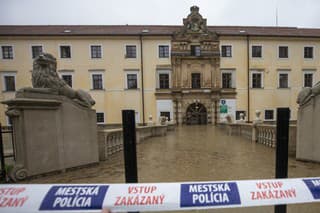 Na snímke je rozvodnený potok Stupavanka a zaplavený areál Domu sociálnych služieb a zariadenia pre seniorov Kaštieľ v Stupave.
