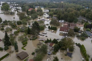 Na leteckej snímke zaplavené domy v Ostrave v pondelok 16. septembra 2024.