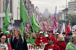 Na snímke zamestnanci nemeckej automobilky Audi protestujú proti hrozbe masívneho prepúšťania v centre Bruselu v pondelok 16. septembra 2024.