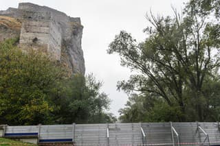 Devín. V blízkosti hradu sa stavali protipovodňové zábrany.