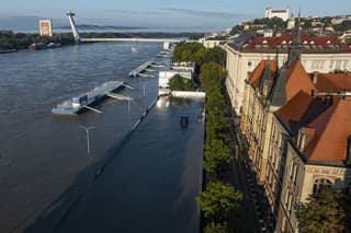 Na snímke z dronu zaplavené parkovisko na Fajnorovom nábreží v Bratislave 17. septembra 2024.