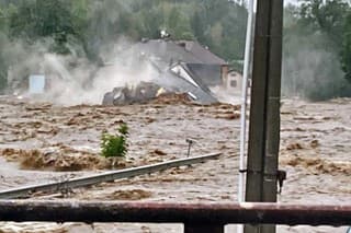 V okolí Jeseníka boli hlásené prvé zrútené domy vplyvom silných záplav.