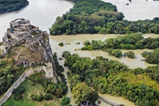 Devín sa ocitol pod vodou a bez pomoci by obyvatelia boli úplne odrezaní od sveta.