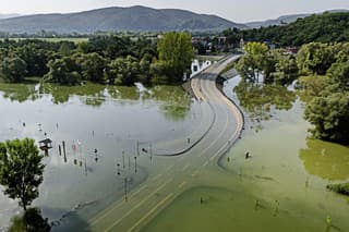 Cesta po vyčíňaní vody ostala zatopená.