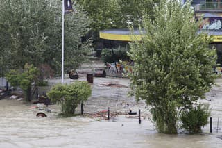 Na snímke vybrežený Dunajský kanál (Donaukanal), bočné rameno Dunaja, ktoré zaplavilo centrum Viedne v nedeľu 15. septembra 2024.