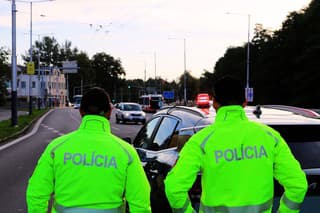 Pre uzáveru mosta a R1 sa na križovatkách strieda vyše 100 policajtov