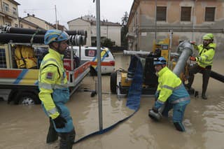 Pracovníci sa snažia odčerpať vodu po záplavách v meste Faenza v regióne Emilia-Romagna na severe Talianska vo štvrtok 19. septembra 2024.