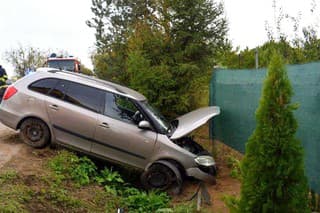 Vodič medzi obcou Čierne Pole a mestom Veľké Kapušany zišiel s vozidlom mimo cestu a skončil v priekope, kde narazil do dreva, ktoré slúžilo ako priechod cez priekopu.