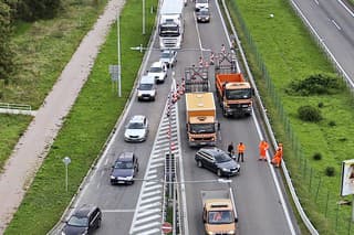 Polícia začala odkláňať vodičov už vo štvrtok popoludní. 