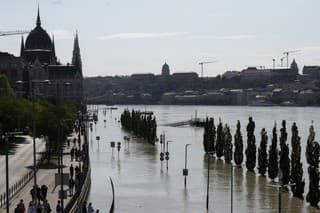 Na snímke zaplavené nábrežie Dunaja v centre Budapešti v piatok 20. septembra 2024.