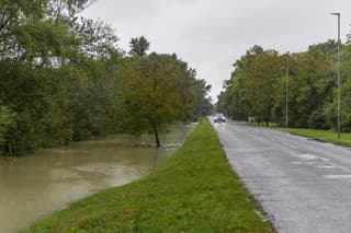 Na snímke zvýšená hladina Moravy na Kremeľskej ceste medzi Devínom a Devínskom Novou Vsou v Bratislave.