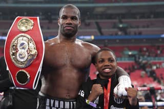 Britský boxer Daniel Dubois, ktorý si udržal titul majstra sveta v ťažkej váhe organizácie IBF.