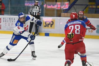 Na snímke vľavo hráč Slovenska Jozef Viliam Kmec a hráč Ruska Artem Baraboša počas finálového zápasu Hlinka Gretzky Cupu Slovensko U18 - Rusko U18 v sobotu 7. augusta 2021 v Piešťanoch.