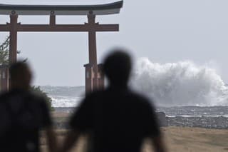 Tajfún Šanšan, ktorý tento týždeň zasiahol Japonsko, si vyžiadal najmenej štyri obete o vyše 90 ľudí utrpelo zranenia. 