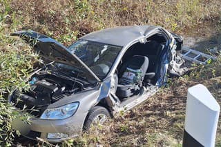 Medzi obcami Kúty a Holíč v okrese Senica sa v stredu poobede zrazili dva autobusy s autom. 