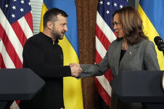 Viceprezidentka USA Kamala Harrisová (vpravo) a ukrajinský prezident Volodymyr Zelenský (vľavo).