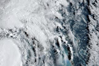 Na satelitnej snímke Národného úradu pre oceán a atmosféru (NOAA) je hurikán Helene postupujúci cez Mexický záliv smerom k Floride vo štvrtok 26. septembra 2024.