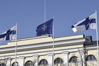 Pred sídlom NATO v Bruseli bola ri slávnostnom ceremoniáli vztýčená fínska vlajka.  