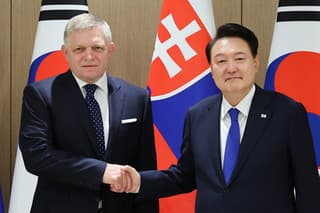 Slovenský premiér Robert Fico a juhokórejský prezident Jun Sok-jol pózujú počas stretnutia v Soule.