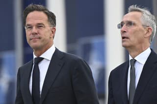 Odchádzajúci generálny tajomník Severoatlantickej aliancie (NATO) Jens Stoltenberg (vpravo) a jeho nástupca Mark Rutte prichádzajú do sídla NATO v Bruseli v utorok 1. októbra 2024.