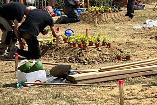 Peter Pelcner (61, vľavo) a Martin Jurkovič (34) reprezentovali slovenských hrobárov.