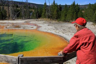 Yellowstonský národný park je známy svojimi gejzírmi a horúcimi prameňmi.