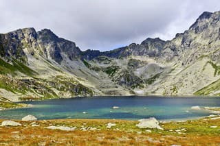 Najhblšie slovenské: Dosahuje hĺbku až 53 m. Za socializmu chceli až k nemu dotiahnuť zubačku a postaviť tu hotely.