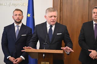 Na snímke predsedovia koaličných strán Robert Fico (SMER-SD), Matúš Šutaj Eštok (Hlas-SD) a Andrej Danko (SNS).