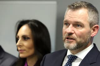 Peter Pellegrini a Zuzana Dolinková počas tlačovej konferencie v priestoroch Fakultnej nemocnice s poliklinikou F. D. Roosvelta v Banskej Bystrici.